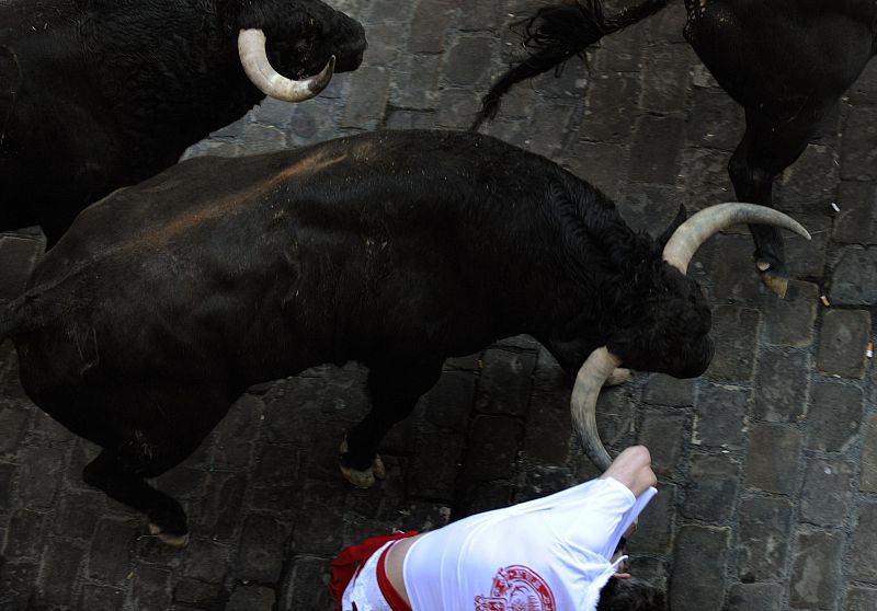 Un toro ha estado a punto de empitonar a un corredor en la curva de Mercaderes, se ha llevado un buen susto.