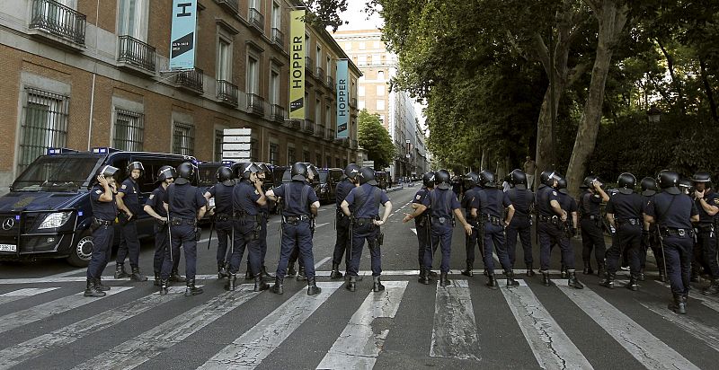 VARIOS CIENTOS DE FUNCIONARIOS PROTESTAN POR LOS RECORTES CERCA DEL CONGRESO