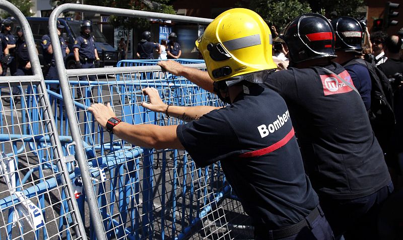 Un grupo de bomberos se manifiesta ante el Parlamento