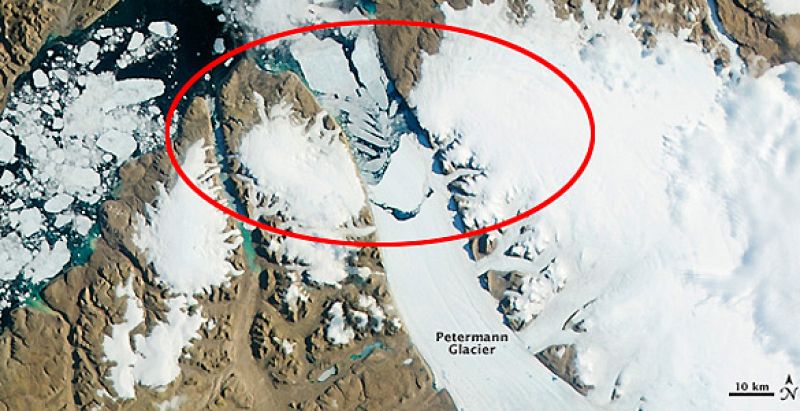 El inmenso bloque de hielo se separa del glaciar y atraviesa el fiordo en dirección al Océano Atlántico