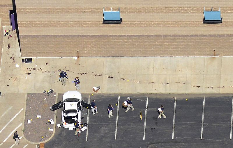 LA POLICÍA EXAMINA EL COCHE DEL PRESUNTO AUTOR DEL TIROTEO DE DENVER