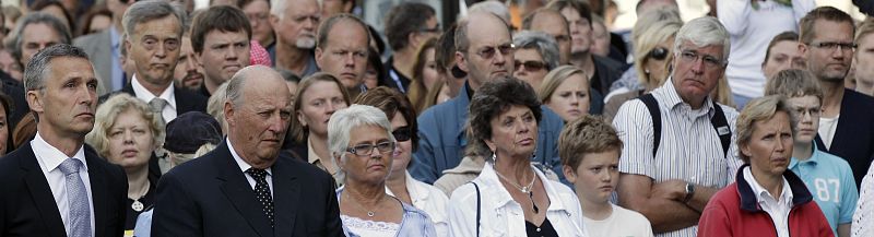 Norway's King Harald and Prime Minister Stoltenberg attend a wreath laying ceremony during a ceremony to mark the one year anniversary of the twin Oslo-Utoeya massacre, in Oslo