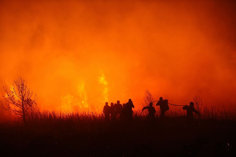 Continuan las labores de extincion del incendio en el que un cambio de direccion del viento puede aumentar el perimetro afectado por el fuego en el norte