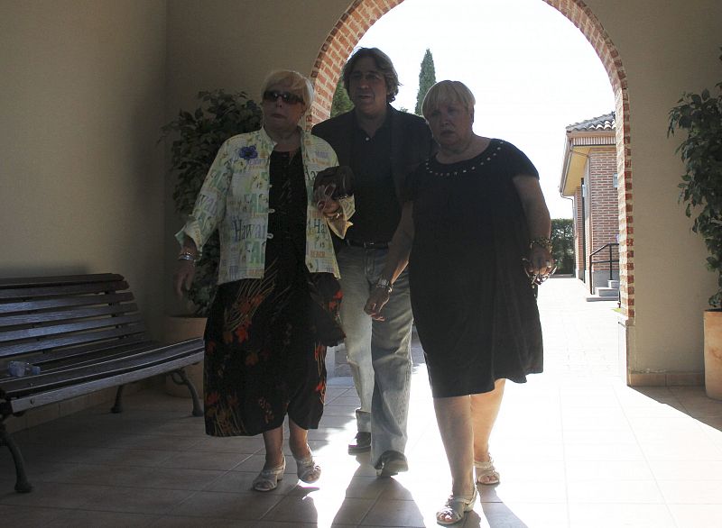 Las hermanas Teresa y Fernanda Hurtado en la capilla ardiente de Uribarri