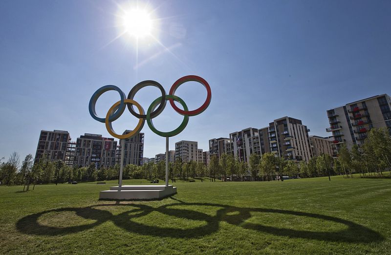 Vista de unos aros olímpicos en la villa Olímpica de Londres, Reino Unido.