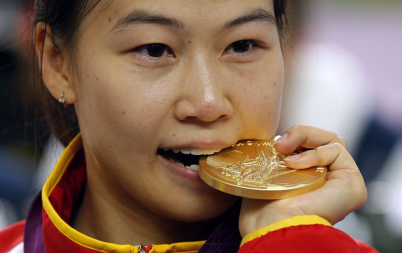 La deportista china Siling Yi celebra su medalla de oro en tiro deportivo en la modalidad de rifle con aire en los Juegos Olímpicos de Londres 2012.