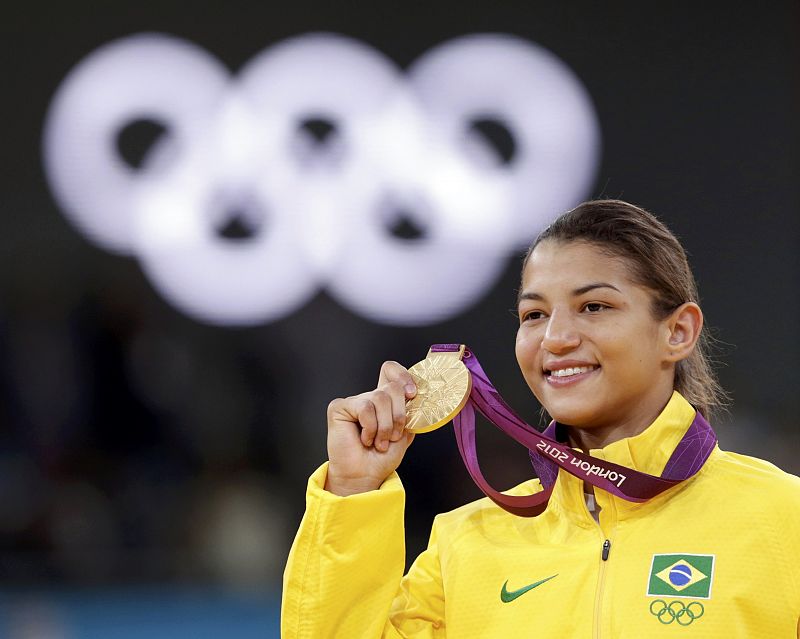 La brasileña Sarah Menezes celebrando la medalla de la victoria, tras ganar el oro en la competición de judo femenino -48kg en los Juegos Olímpicos de Londres 2012.