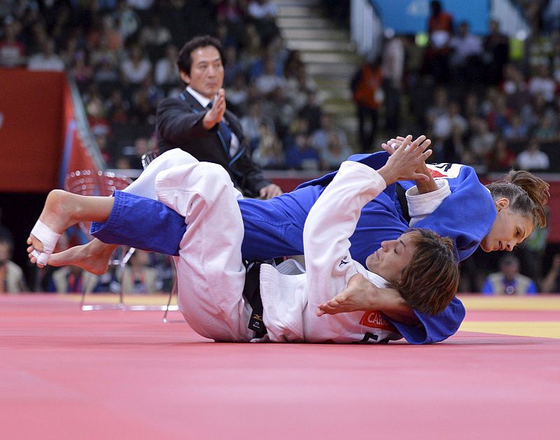La judoca española Ana Carrascosa se enfrenta a la luxemburguesa Marie Muller en un combate de la ronda eliminatoria de judo en la categoría femenina de -52 kilos de los Juegos Olímpicos de Londres 2012 .