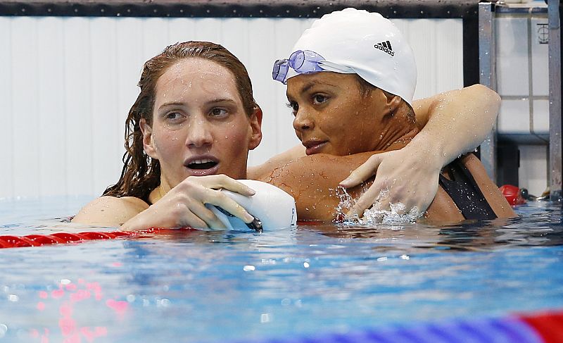La francesa Camille Muffat celebrando su victoria con su compañera la también nadadora, Coralie Balmy, después de la final de 400m libres en los Juegos Olímpicos de Londres 2012.