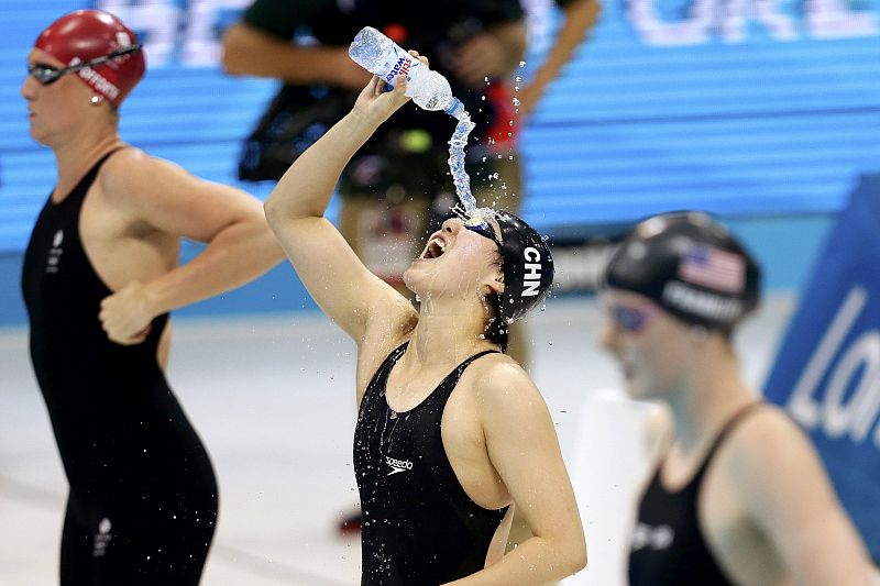 China's Fu Yuanhui pours water on her head before their women's 100m backstroke semi-final during the London 2012 Olympic Games