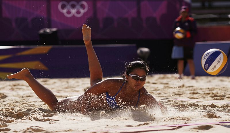 La jugadora mauritana Nioun Chin Elodie de vóley playa durante un partido.