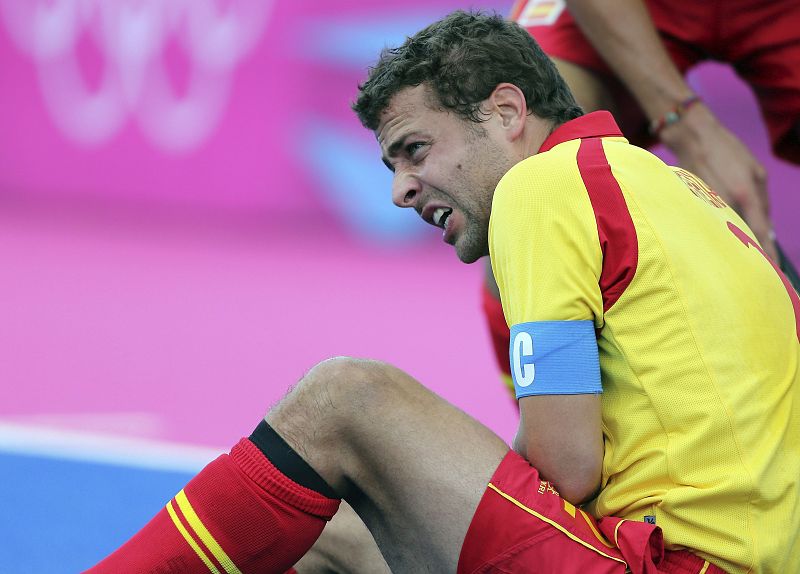 El capitán del equipo español de hockey, Santiago Freixa, dolido tras lesionarse el brazo izquierdo durante el partido contra la selección de Pakistán, correspondiente a los Juegos Olímpicos de Londres 2012.