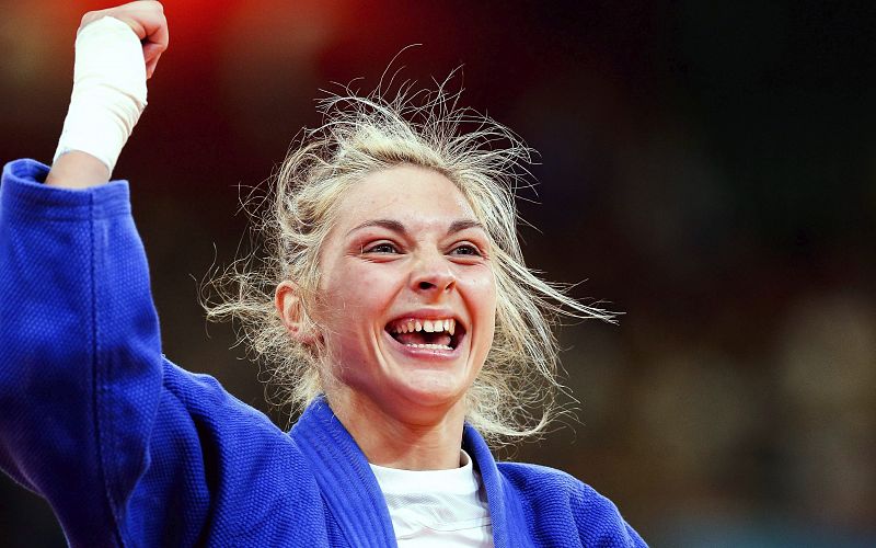 La francesa Pavia Automne celebra su victoria ante la húngara Hedvig Karakas, durante el combate por la medalla de bronce correspondiente a los cuartos de final, de la categoria de -57 kg femeninos, disputados en Londres.