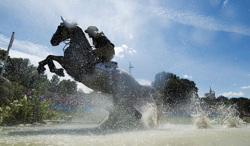 La amazona jamaicana Samantha Albert montando a Carraig Dubh en el cross country de londres 2012