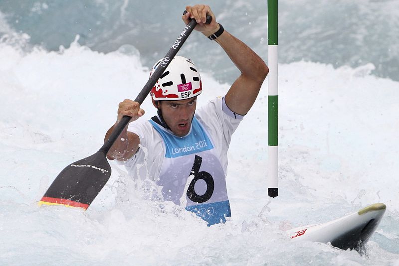 El palista español Ander Elosegi compite en las semifinales de las pruebas de canotaje C1 de los Juegos Olímpicos de Londres 2012.