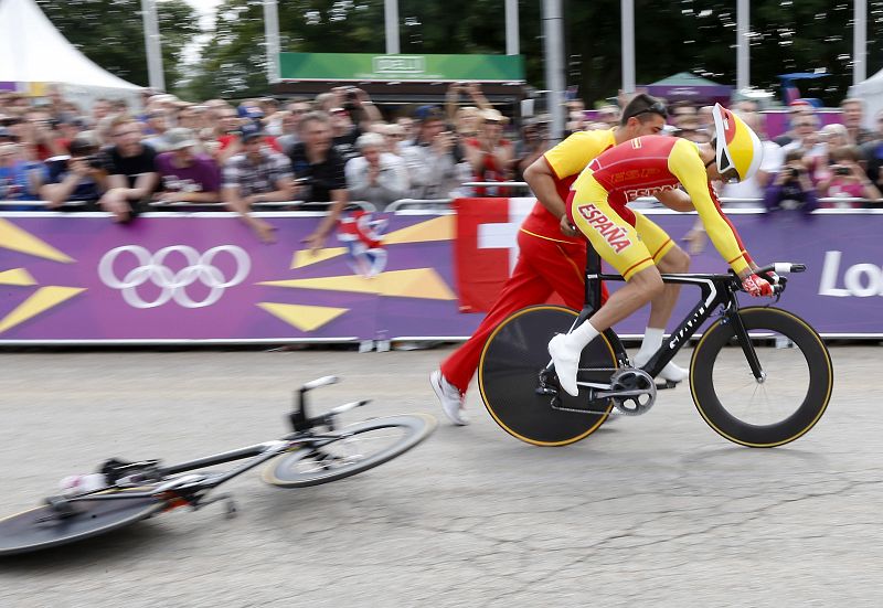 Luis León Sánchez  tuvo que cambiar de bicicleta tras romper la cadena al comienzo de la prueba masculina de contrarreloj individual de ciclismo en ruta.