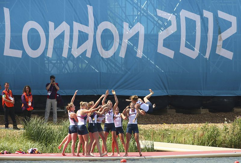 Las estadounidenses celebran tras ganar el oro olímpico en la final de ocho en Dorney (Reino Unido) este jueves 2 de agosto de 2012.
