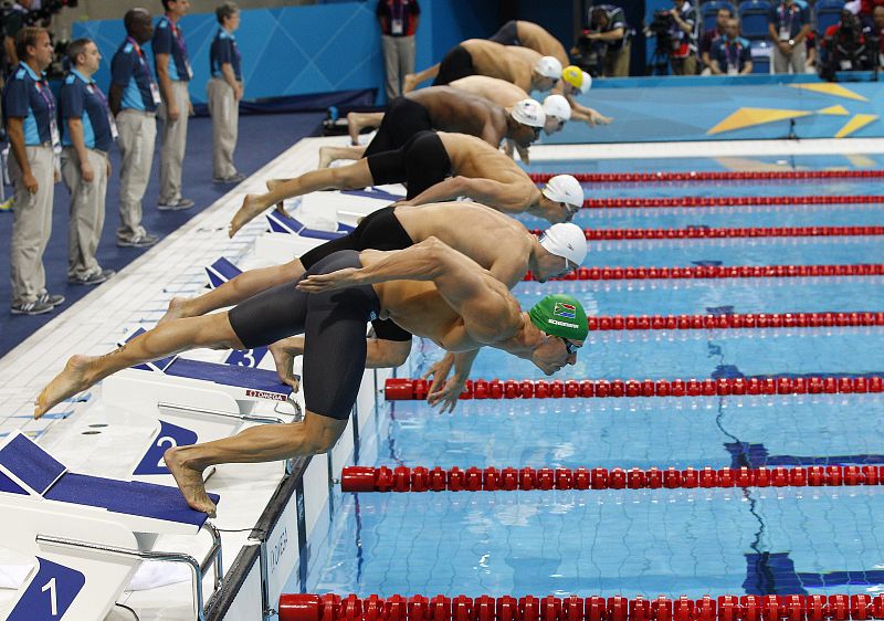 El nadador sudafricano Roland Schoeman compite en su serie clasificatoria olímpica de los 50m estilo libre disputada en Londres.