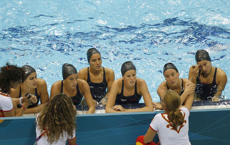 La seleccionadora del equipo español de natación sincronizada, Anna Tarrés, (dch, de blanco) conversa con las nadadoras durante un entrenamiento hoy, 2 de agosto de 2012.