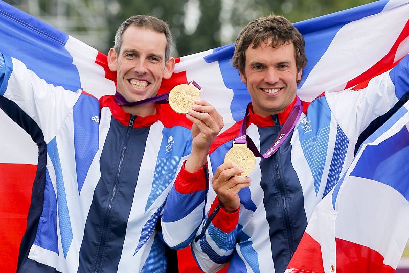 Los británicos Etienne Stott (i) y Tim Baillie celebran su victoria en la final de canoa doble masculina (C2) de los Juegos Olímpicos Londres 2012 en el centro acuático Lee Valley al norte de Londres.