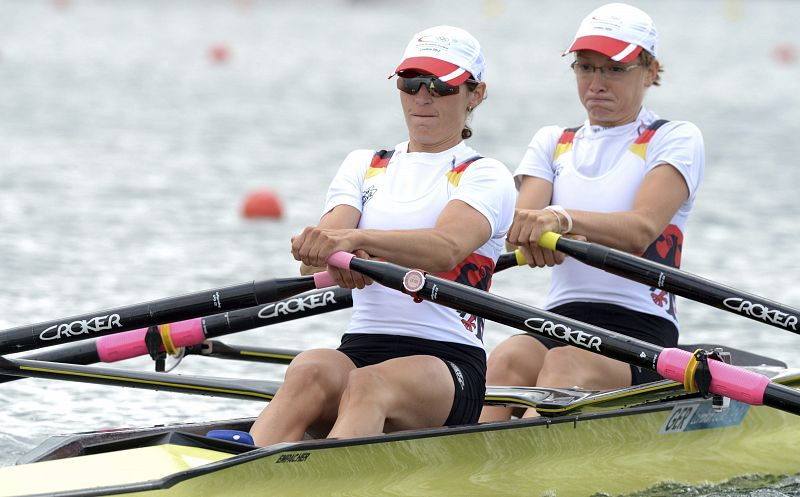 Las alemanas Anja Noske (i) y Lena Mueller participan en la semifinal de doble scull ligero femenino de los Juegos Olímpicos 2012 de Londres, en Dorney, Reino Unido.