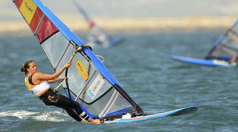 La española Marina Alabau Neira navega durante la competición de Windsurf RS de Londres 2012 celebrados en Weymouth.