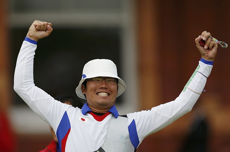 El japonés Takaharu Furukawa celebra su victoria ante el noruego Baard Nesteng durante la clasificación de tiro con arco masculino.