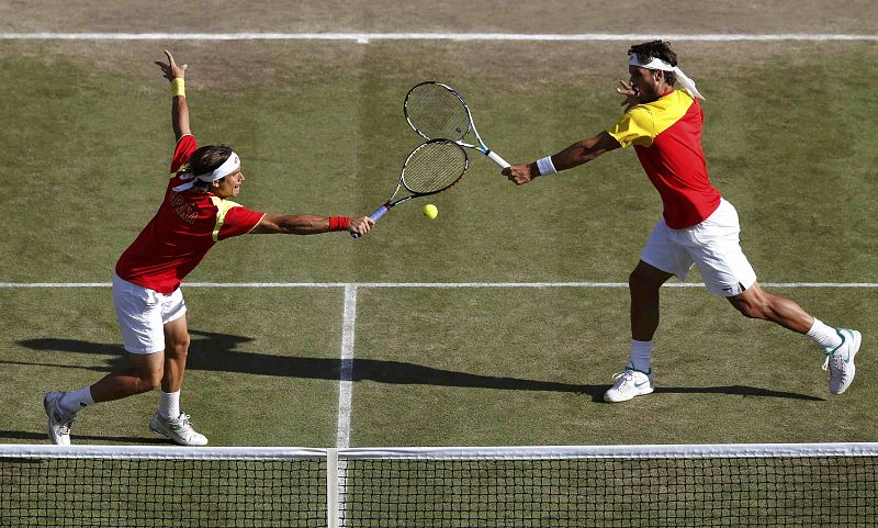David Ferrer y Feliciano López contra los franceses Michael Llodra y Jo-Wilfried Tsonga en la semifinal de dobles masculinos en el Club All England LawnTennis durante el Londres 2012.