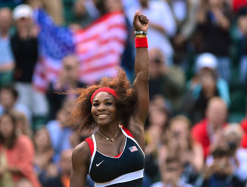 La estadunidense Serena Williams celebra la victoria sobre la bielorrusa Azarenka durante el partido de semifinales individual femenino de los Juegos Olímpicos de Londres 2012.