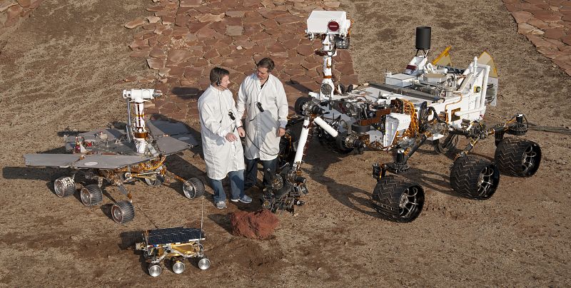 Comparación de tamaño de Curiosity, a la derecha, con Spirit y Poortunity, a la izquierda, y el Sojourner, en primer plano