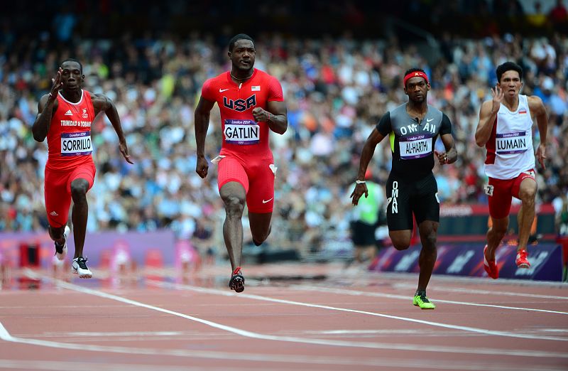 Justin Gatlin entra en meta por delante de Barakat Mubarak al-Harthi y de Fernando Lumain