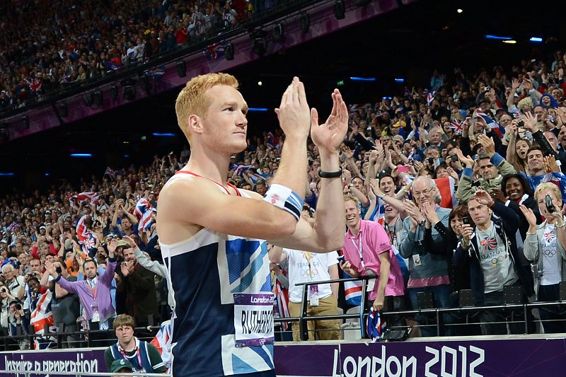 Oro también ha conseguido el saltador de longitud británico Greg Rutherford, uno de los tres oros que se ha llevado esta noche el país anfitrión en atletismo.