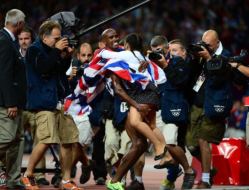En una noche triunfal para el atletismo británico, Mohamed Farah se ha hecho con el oro en los 10.000 metros ante el jolgorio de los londinenses. En la imagen, lo celebra con su hija.
