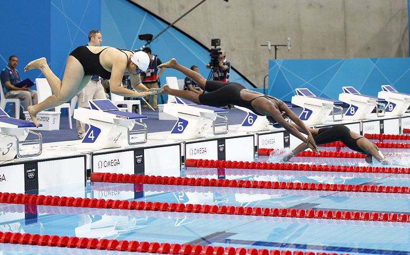 Masempe Theko, de Lesoto, Nafissatou Moussa Adamou de Niger y Adzo Kpossi deTogo, compiten en una de las series clasificatorias de los 50m estilo libre femenino.