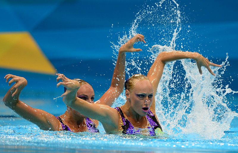 Una de las figuras con los brazos del dúo ucraniano de natación sincronizada