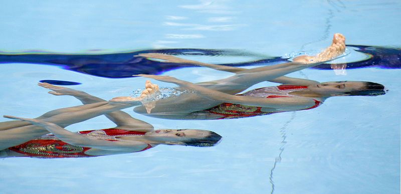 Las nadadoras chinas hacen su ejercicio de rutina técnica de dúos