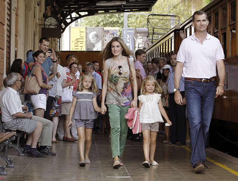 Los príncipes de Asturias van de excursión con sus hijas en el tren turístico Sóller