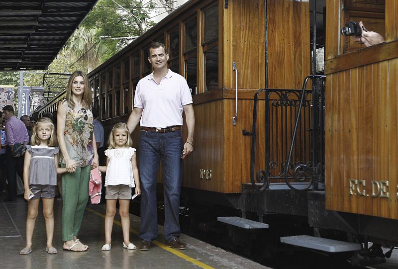 Los príncipes de Asturias posan con sus hijas junto al tren turístico de Sóller