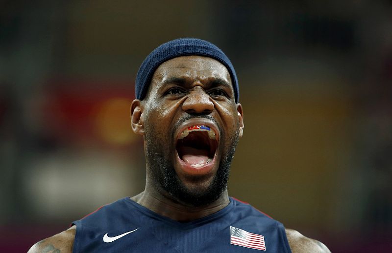 Lebron James lanza un grito antes del comienzo del partido con Argentina.