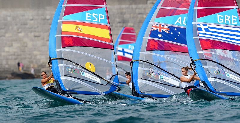 La española Marina Alabau Neira encabezando una regata.