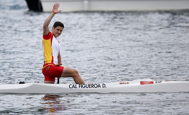 David Cal saluda al público tras convertirse en subcampeón olímpico del C1 1.000 metros de piragüismo de los Juegos Olímpicos.