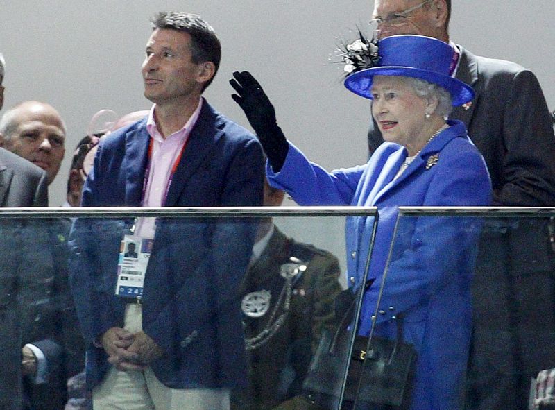 La reina Isabel II de Inglaterra, acompañada por el presidente del Comité Organizador de los Juegos Olímpicos de Londres 2012, Sebastian Coe, observan las pruebas de natación de los Juegos Olímpicos.