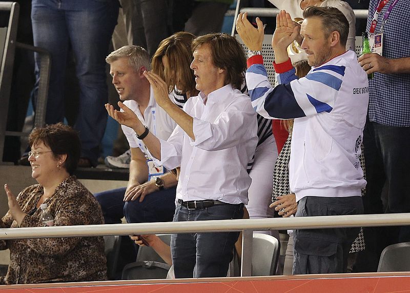 El músico y compositor británico Paul McCartney aplaude al equipo británico durante las pruebas desarrolladas en el velódromo de Londres.