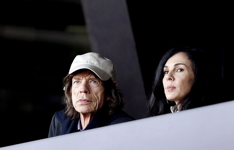 El cantante Mick Jagger sigue desde la grada la competición olímpica de atletismo.