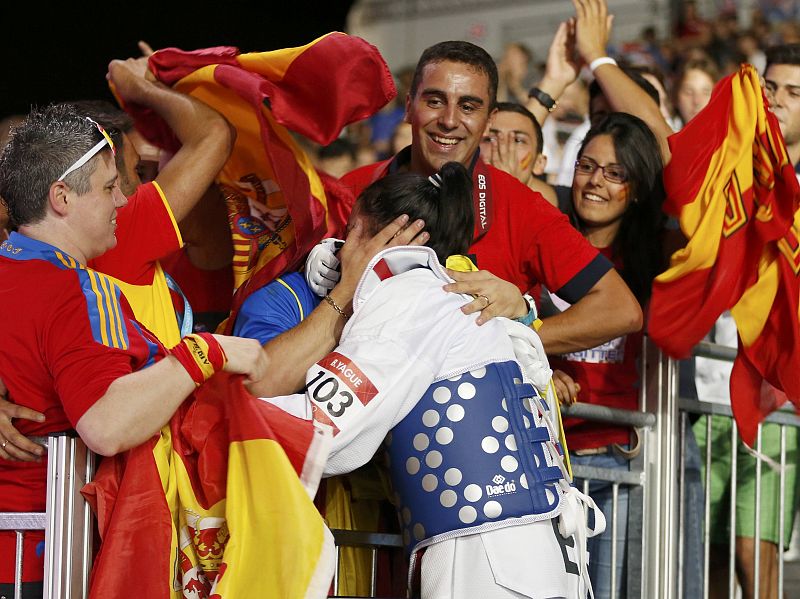 La española Brigitte Yagüe es felicitada por su equipo tras ganar a la tailandesa Chanatip Sonkham, en la semifinal de -49kg de taekwondo.