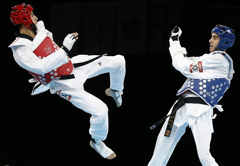 El australiano Safwan Khalil vuela por los aires durante el combate de cuartos de final contra Joel González en la categoría de -58 kilos