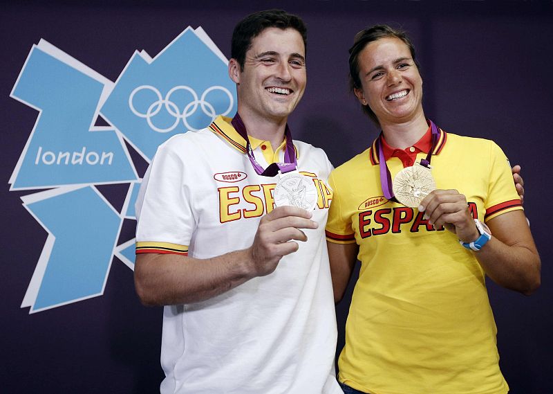 La española Marina Alabau, ganadora de la medalla de oro en la clase RS:X, y David Cal, plata en C1 1000m, posan con sus medallas ante de la rueda de prensa ofrecida hoy en el centro de prensa internacional de Londres.