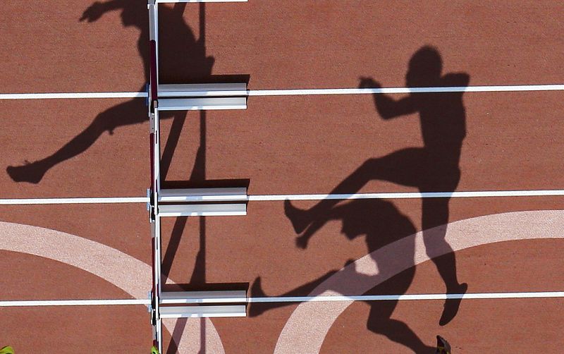 Los atletas compiten en el decatlón 110 metros con vallas en los Juegos Olímpicos de Londres.