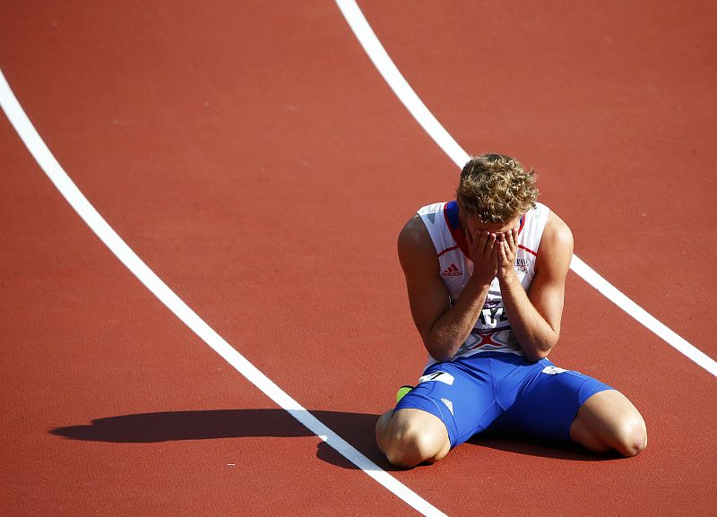 El francés Kevin Mayer y su reacción después de la fase clasificatoria de la competición de decathlon 110 metros con vallas durante los juegos.
