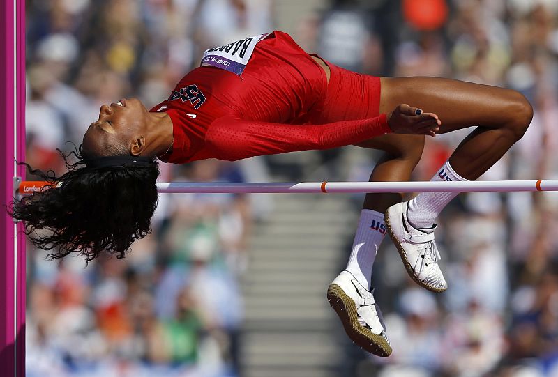 La atleta estadunidense Brigetta Barrett compitiendo en la ronda clasificatoria de salto femenino de los Juegos.